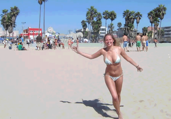 Красивые девушки в бикини на пляже