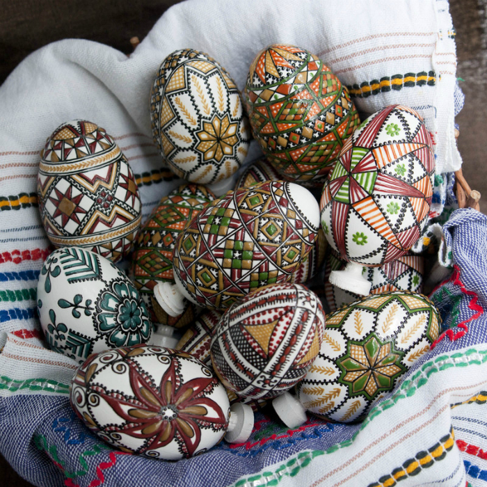 Образцы замечательного декора яиц к светлому праздничному дню Пасхи