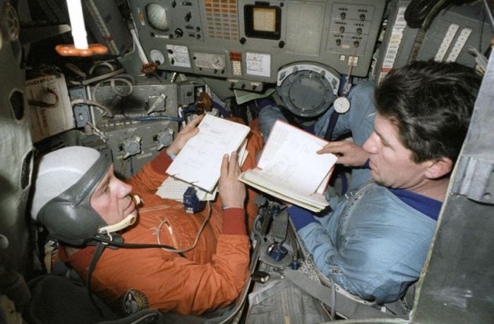 Приколы астронавтов в космосе (8 фото)