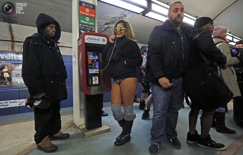 День веселой поездки без штанов в общественном Метро в 2014 отмечается во многих местах по миру.