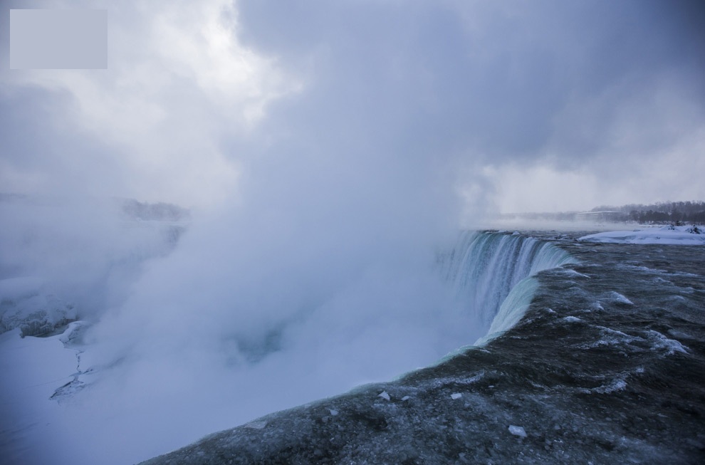 Ниагарский водопад выглядит ошеломляюще, когда он частично замерз.