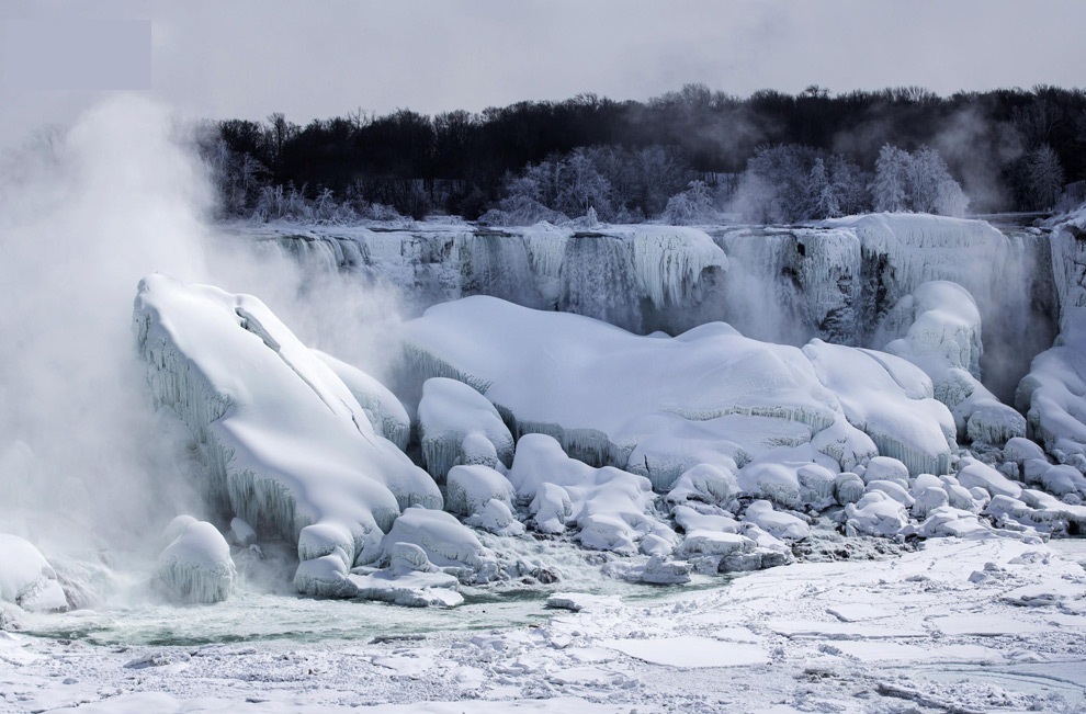 Ниагарский водопад выглядит ошеломляюще, когда он частично замерз.