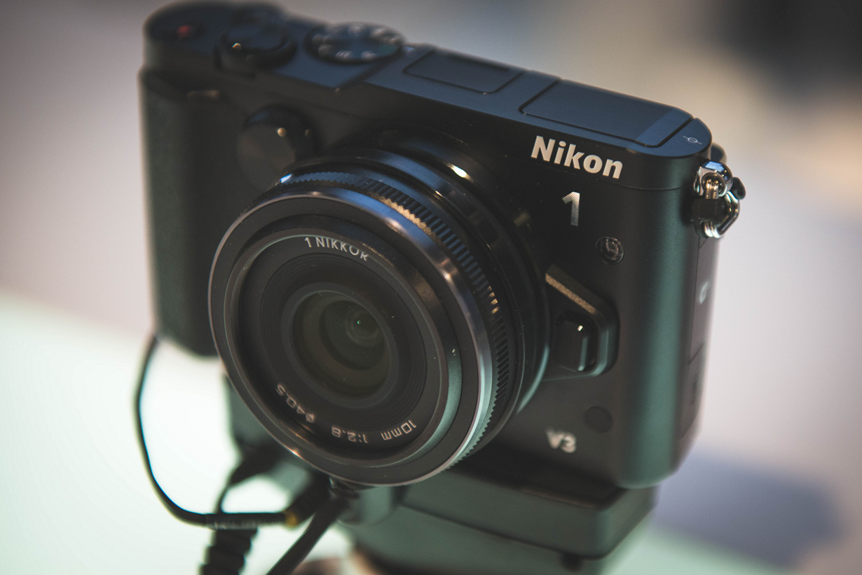 Германия. Кёльн. Цифровой фотоаппарат Nikon 1 V2 на выставке Photokina 2014. (Ben Fredericson)