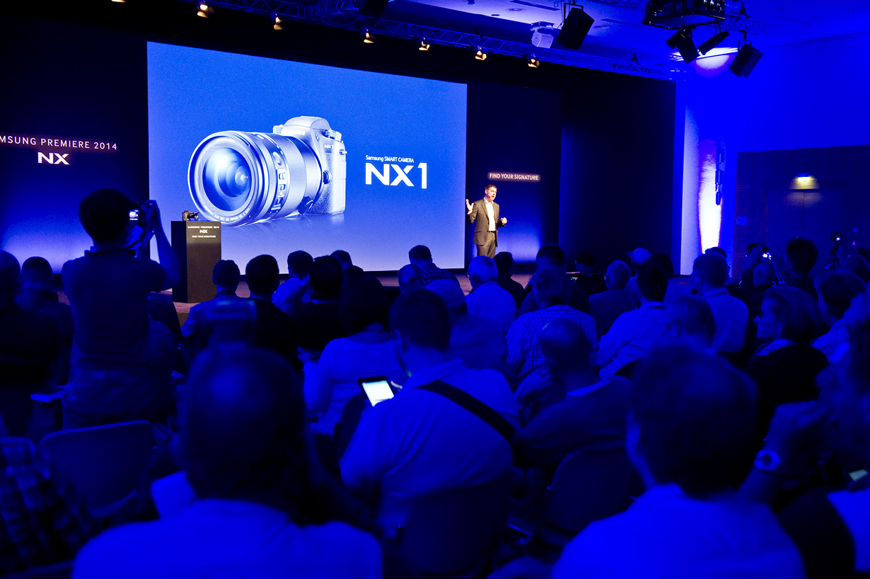 Германия. Кёльн. Во время презентации модели NX1 от Samsung на выставке Photokina 2014. (SamsungTomorrow)