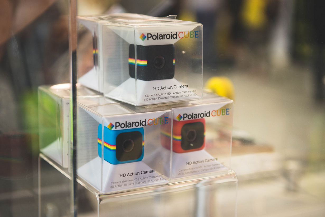 Германия. Кёльн. Камера Polaroid Cube на выставке Photokina 2014. (Ben Fredericson)