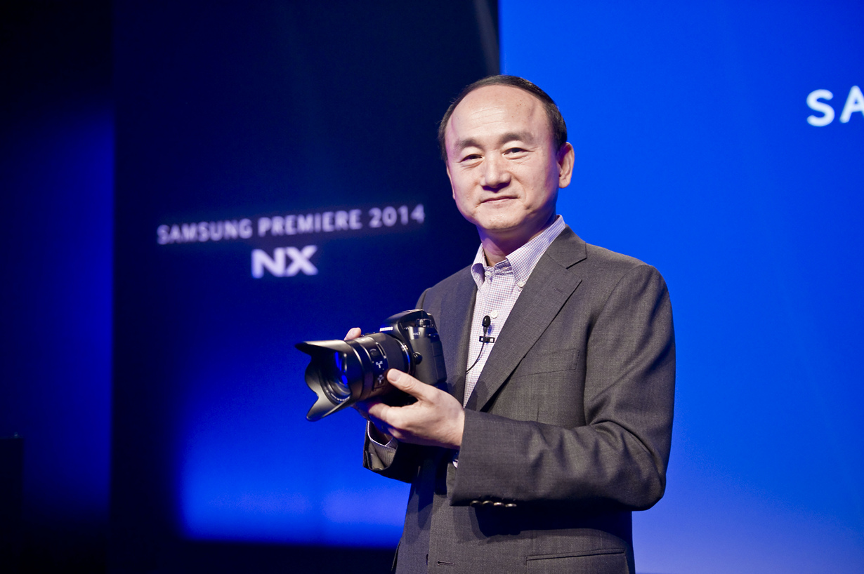 Германия. Кёльн. Во время презентации модели NX1 от Samsung на выставке Photokina 2014. (SamsungTomorrow)