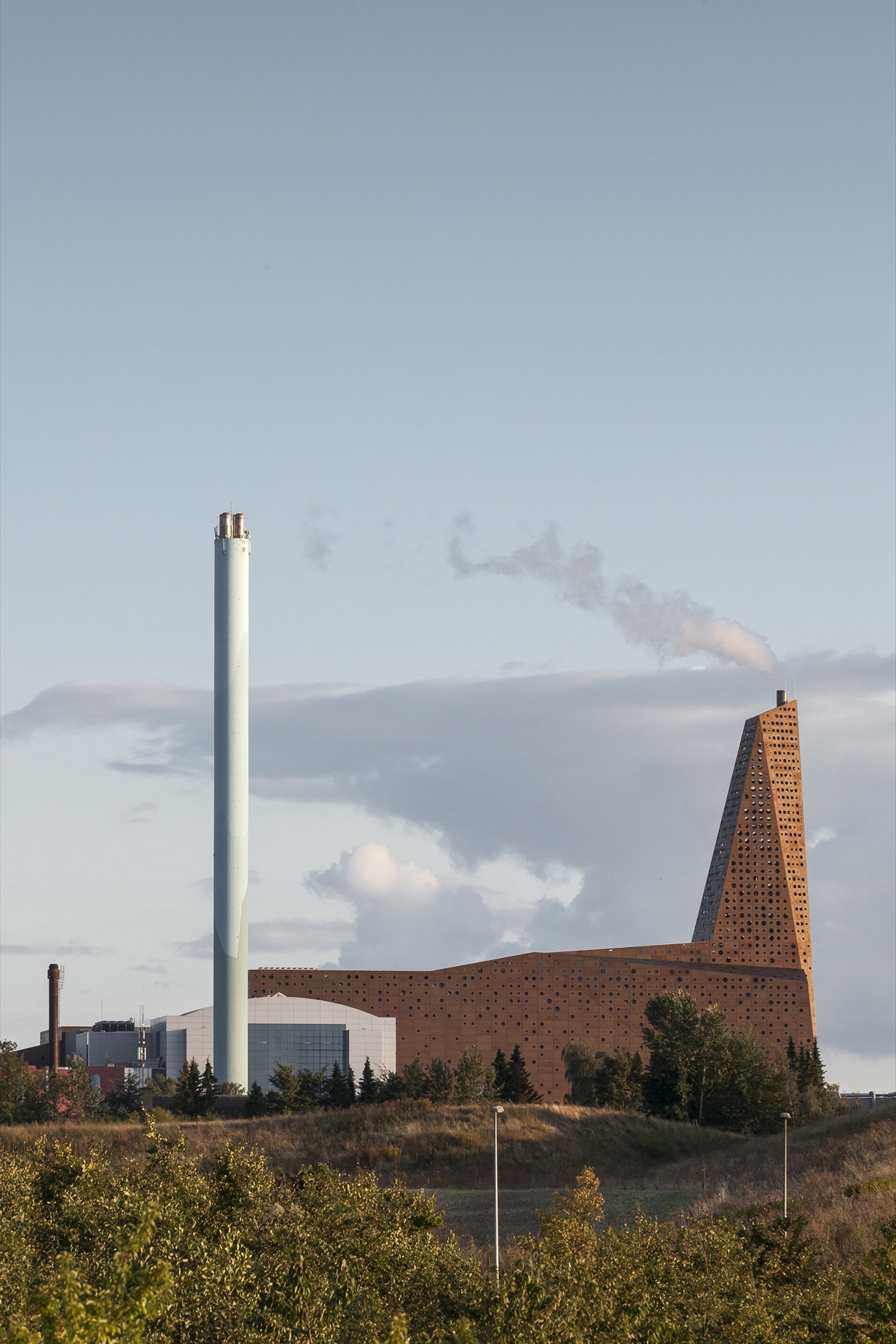 Дания. Роскилле, Зеландия. Мусоросжигательный завод, спроектированный Erick van Egeraat. (Tim Van de Velde)