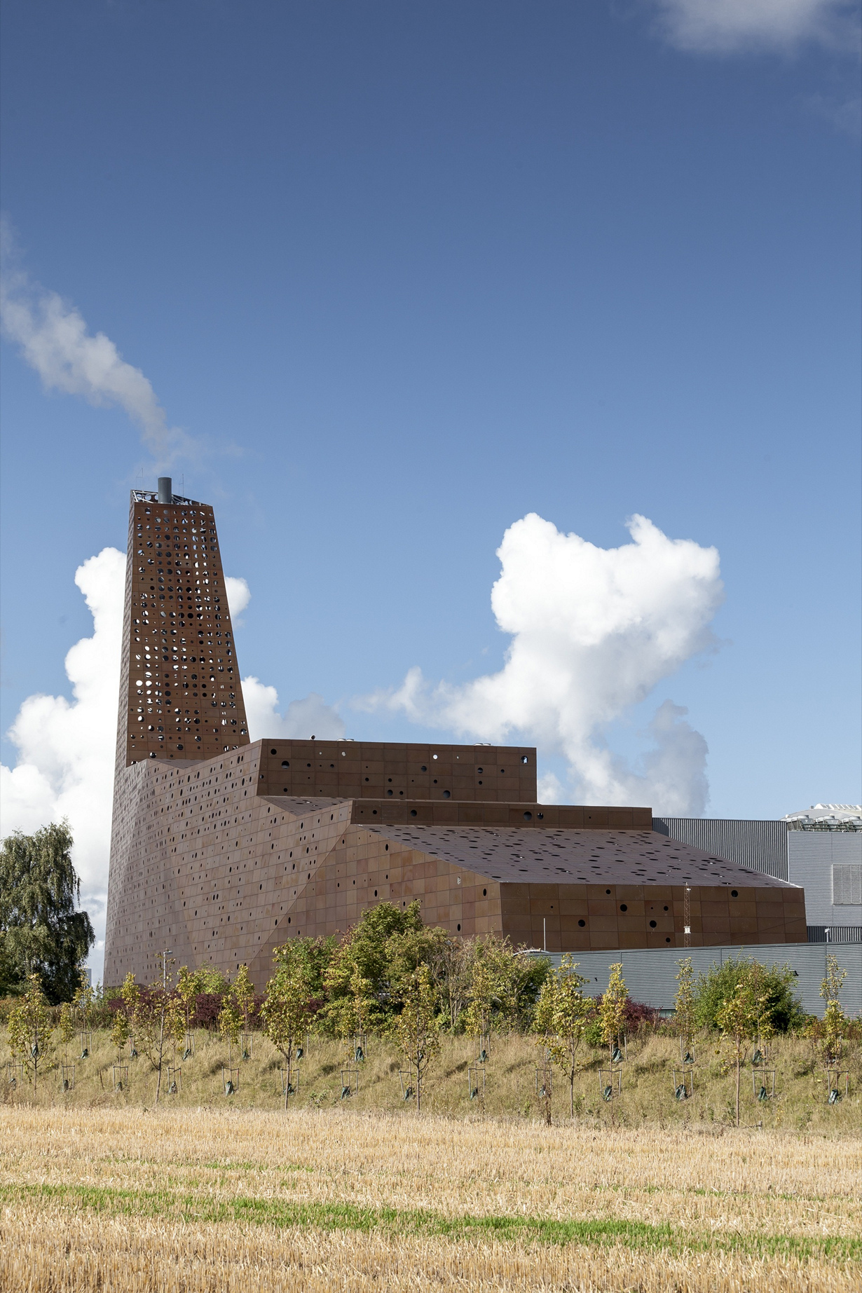 Дания. Роскилле, Зеландия. Мусоросжигательный завод, спроектированный Erick van Egeraat. (Tim Van de Velde)
