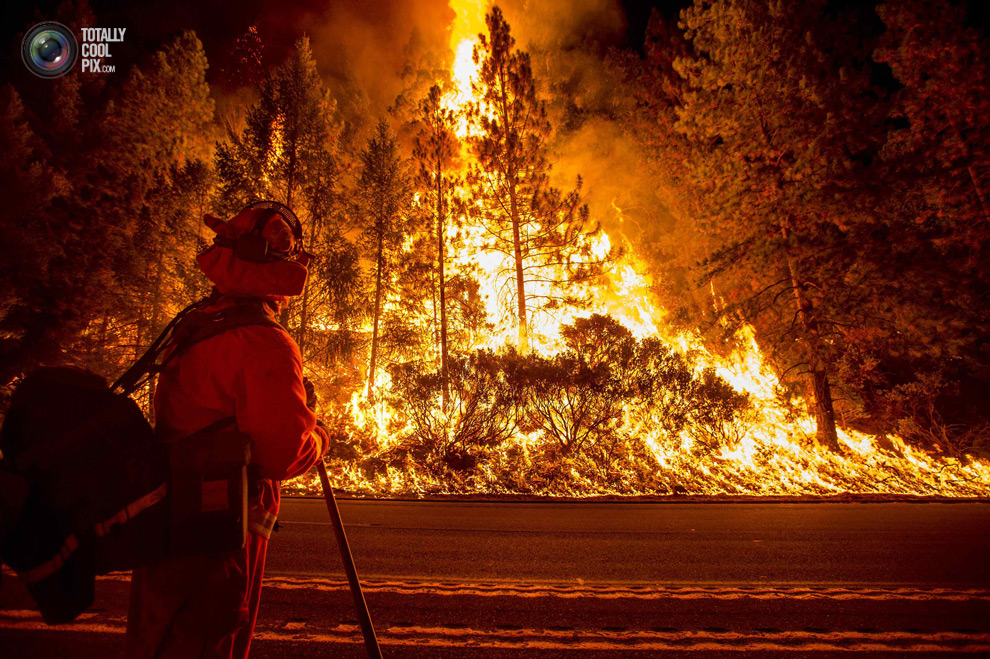 Борьба бушующих Калифорнии Пожары