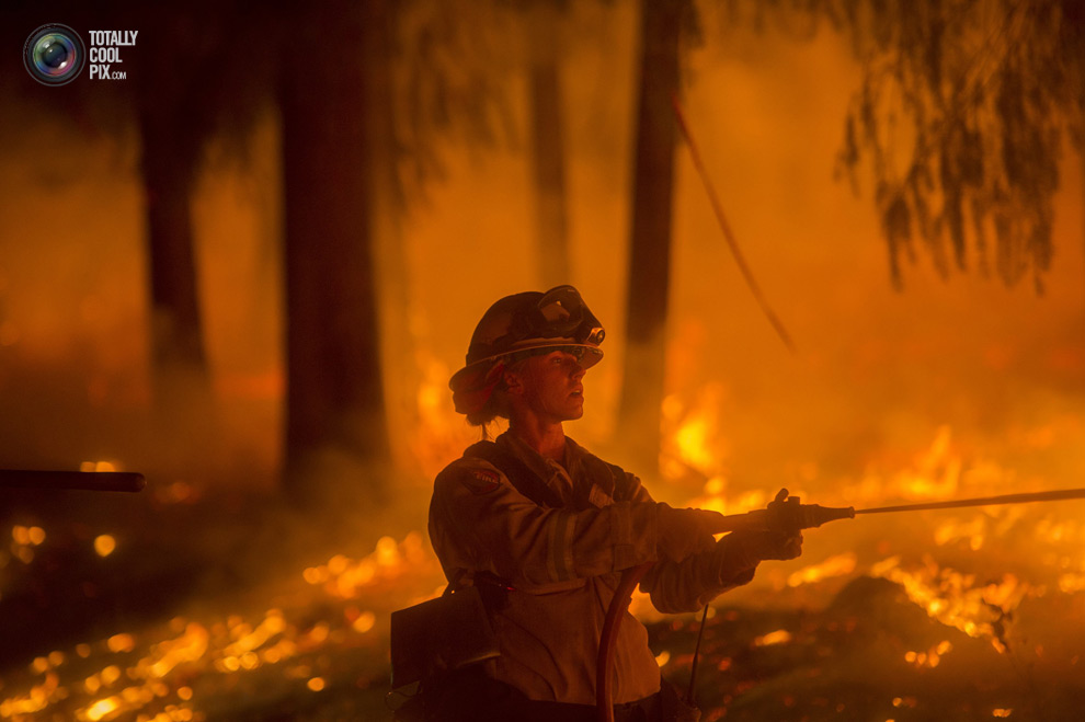 Борьба бушующих Калифорнии Пожары