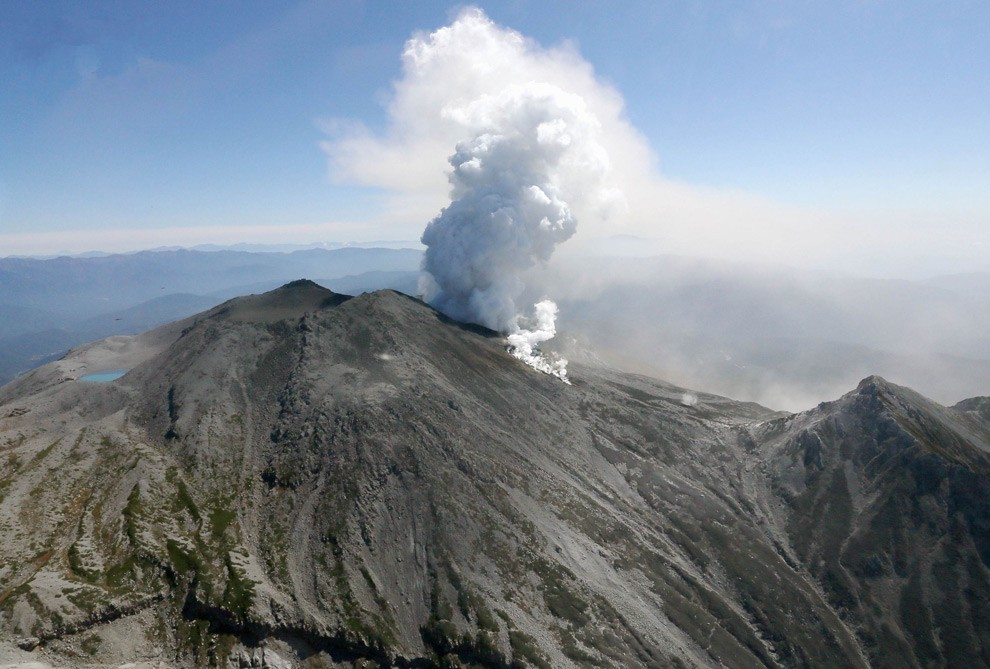 Гора Ontake в Японии извергается