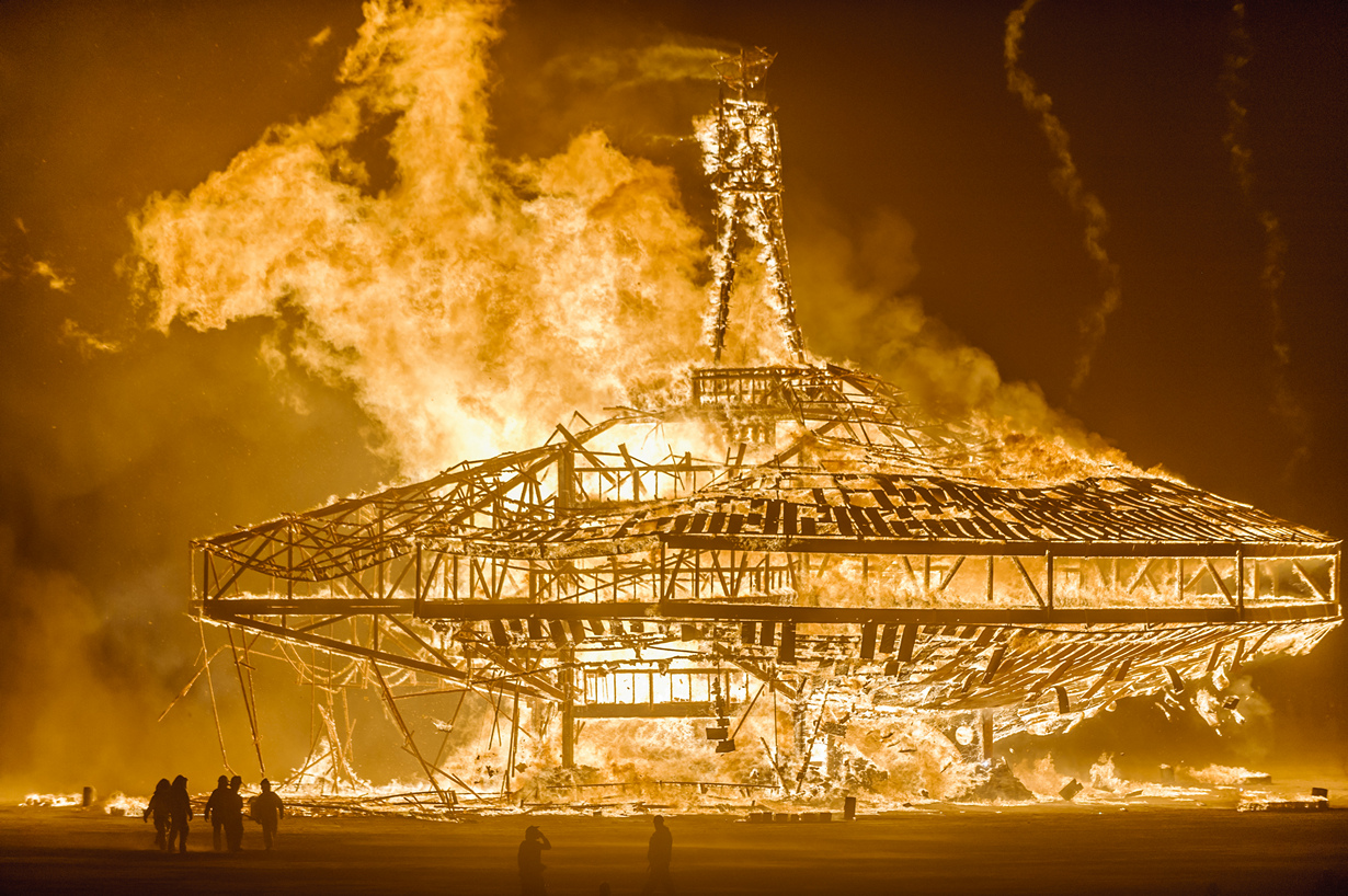 США. Фестиваль Burning Man в пустыне Блэк-Рок. Мероприятие проводится ежегодно в конце августа и длится на протяжении восьми дней. Программа фестиваля включает музыкальные и танцевальные представления, а также торжественное сожжение гигантских скульптур. (Julia Wolf)