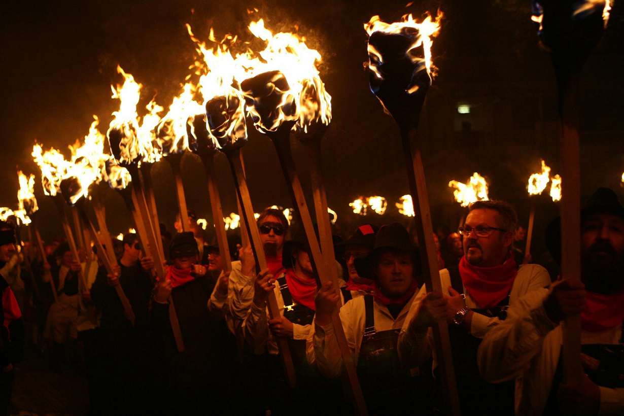 Шотландия. Фестиваль Up Helly Aa. Мероприятие проводится ежегодно в последний вторник января. Программа фестиваля включает факельное шествие и сжигание гигантской ладьи. (colemic2006)