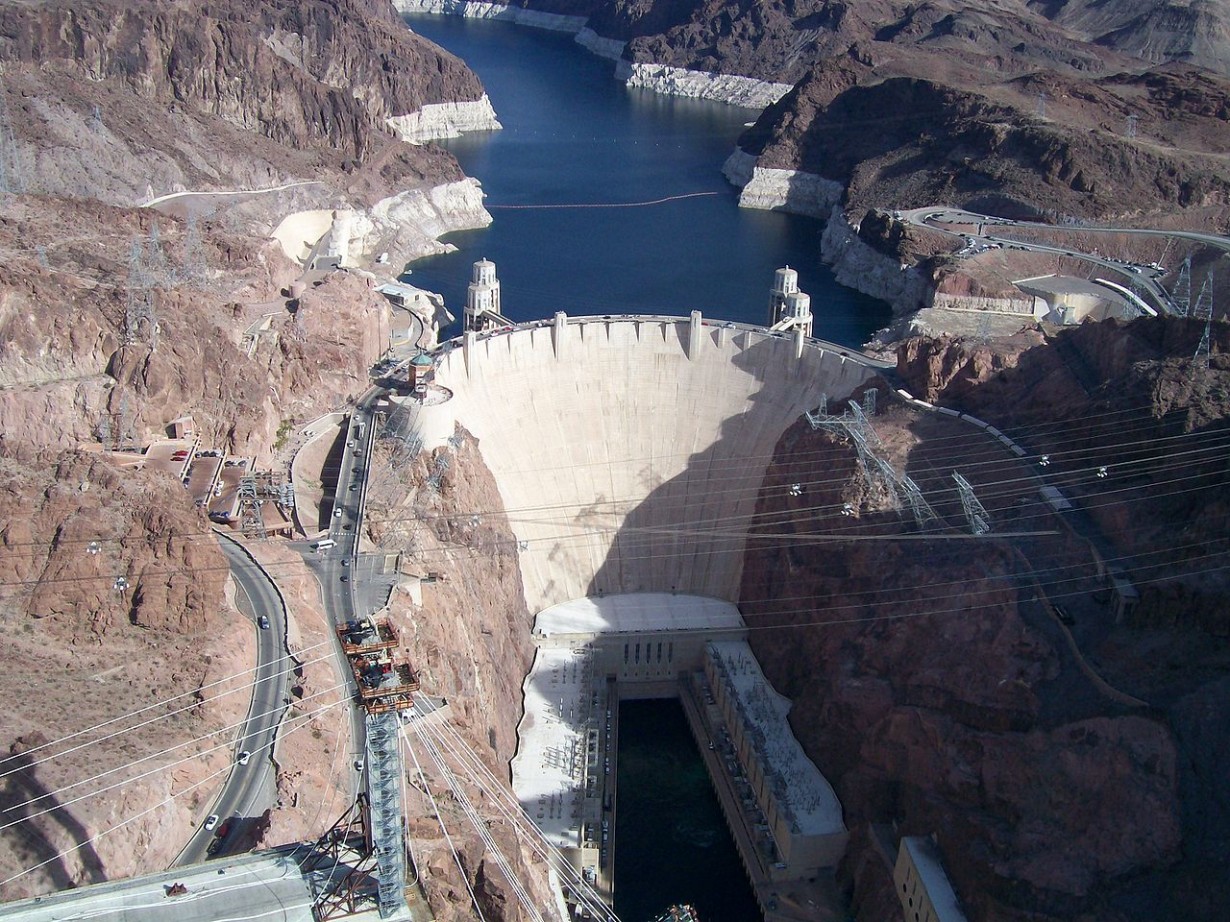 ГЭС Дамба Гувера, почетный участник рейтинга, страна - США, река - Колорадо, мощность - 2 080 МВт. (Stubbleboy)