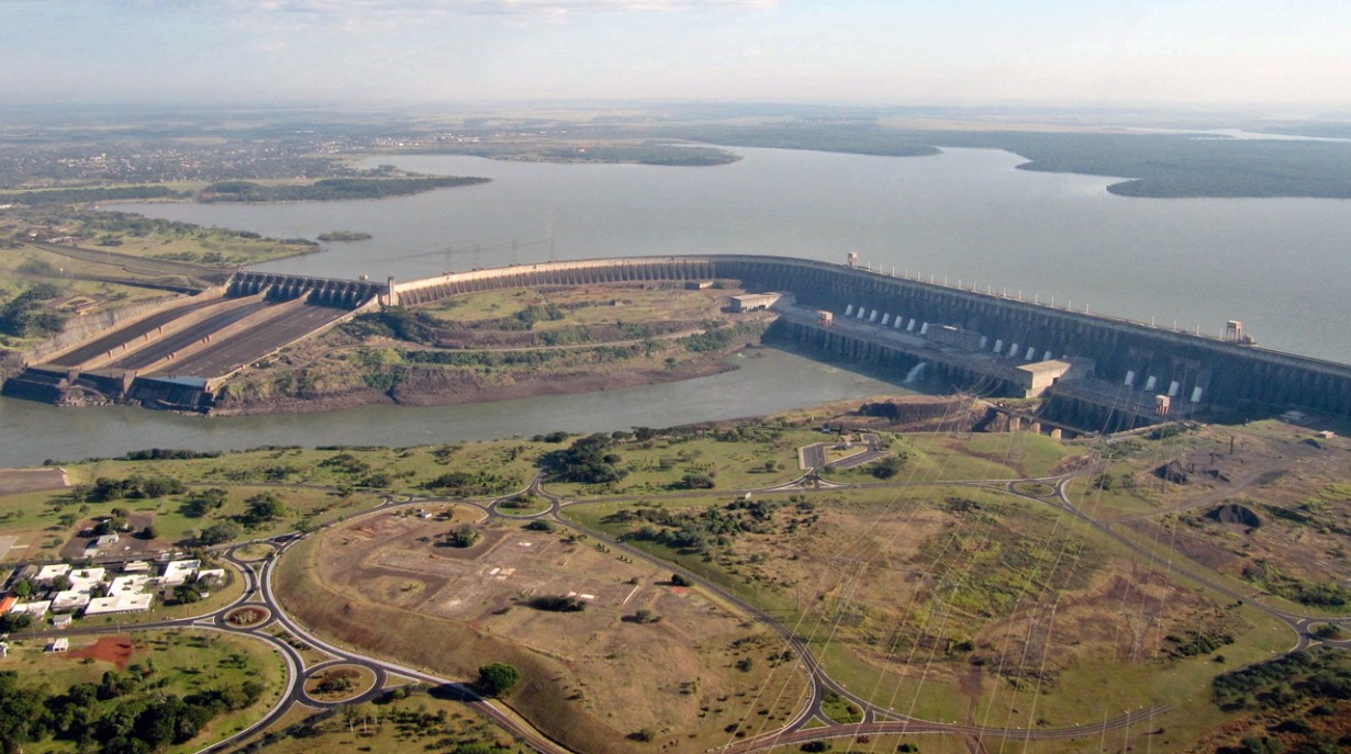 ГЭС Итайпу, страна - Бразилия/Парагвай, река - Парана, мощность - 14 000 МВт. (Google)