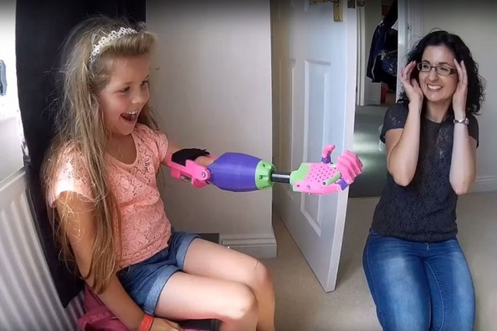 8-летняя девочка-инвалид получила дизайнерский 3D-протез (7 фото)