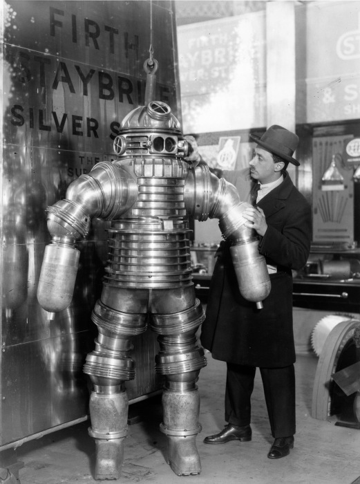 Первые гидрокостюмы, напоминавших жутких роботов, очень редкие (8 фото)