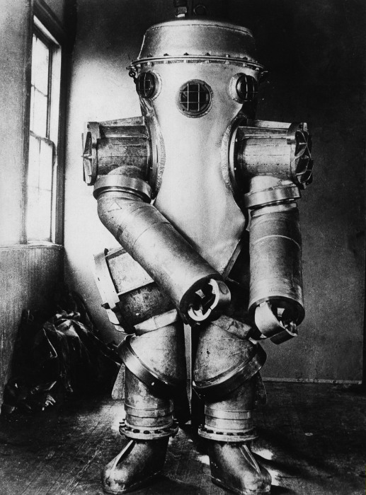 Первые гидрокостюмы, напоминавших жутких роботов, очень редкие (8 фото)