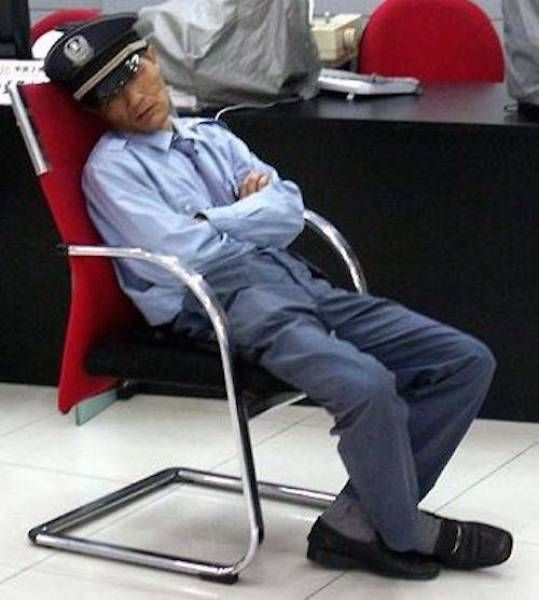 Люди решившие вздремнуть на рабочем месте (30 фото)