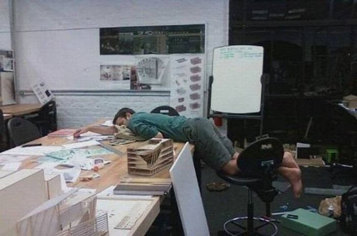 Люди решившие вздремнуть на рабочем месте (30 фото)