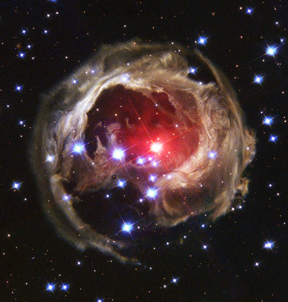 Легендарное фото, сделанное с телескопа Hubble 8 февраля 2004 года, — гало звездной пыли и света вокруг красного сверхгиганта V838 Единорога.