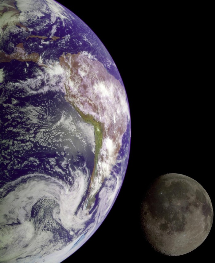 Это фото составлено из двух разных кадров Земли и Луны, сделанных космическим кораблем Galileo в 1992 году по пути на Юпитер.