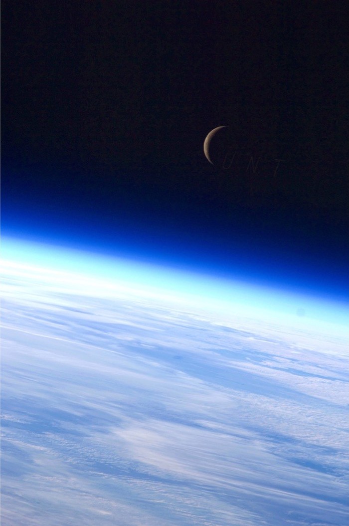 Серп Луны над Землей, сфотографированный с МКС в 2010 году.