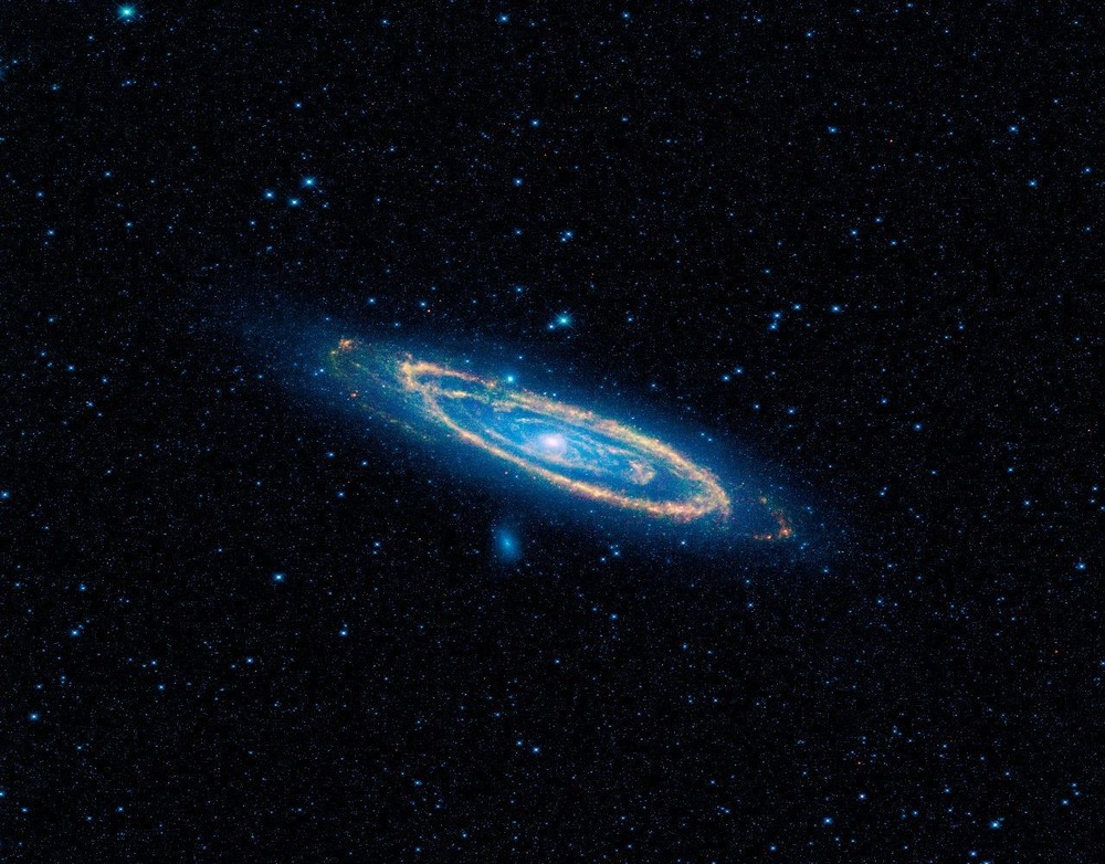  Галактика Андромеды, сфотографированная телескопом Wide-field Infrared Survey Explorer (WISE) в 2010 году.