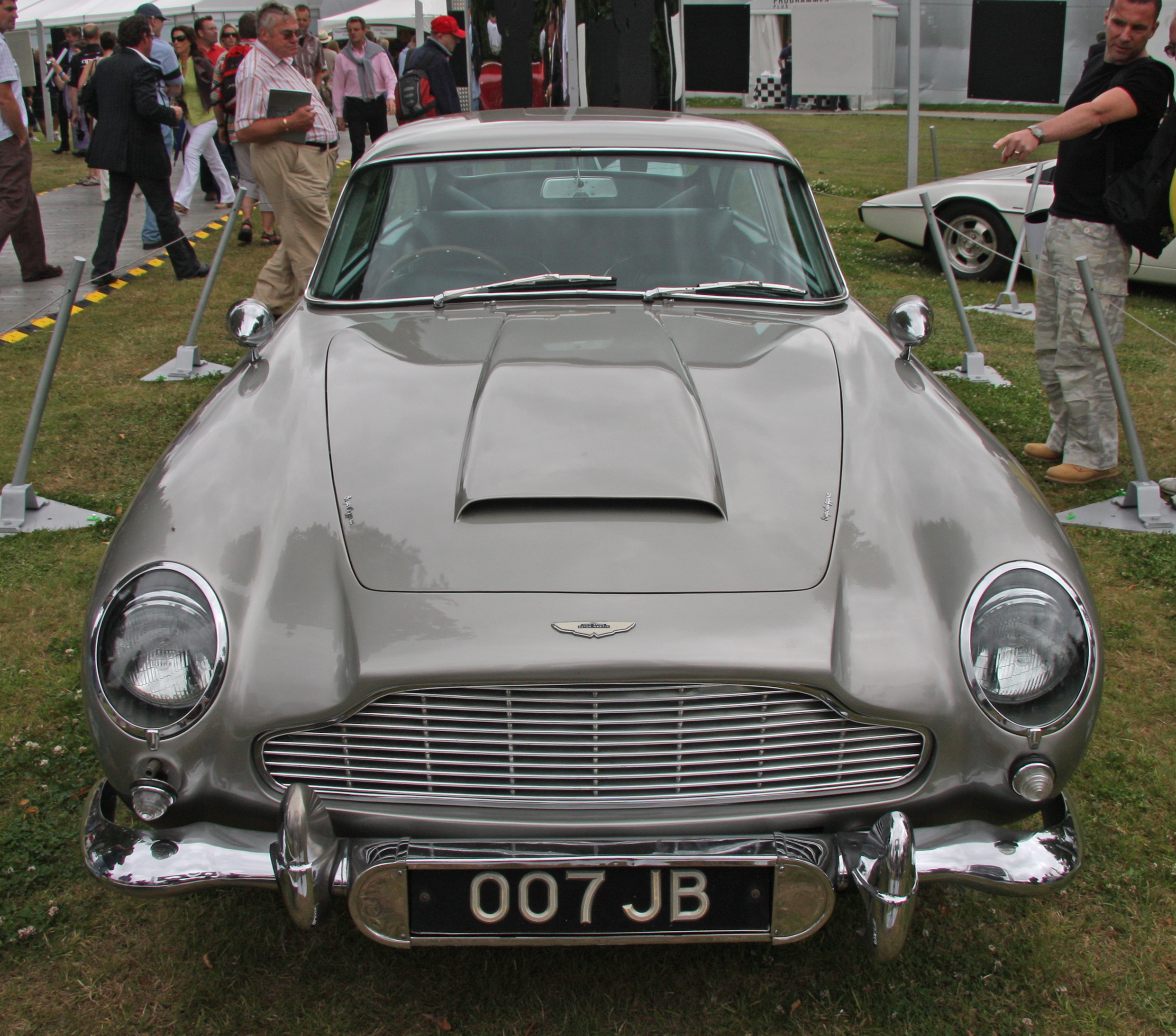 1965_Aston_Martin_DB5_(James_Bond_car)_-_Flickr_-_exfordy