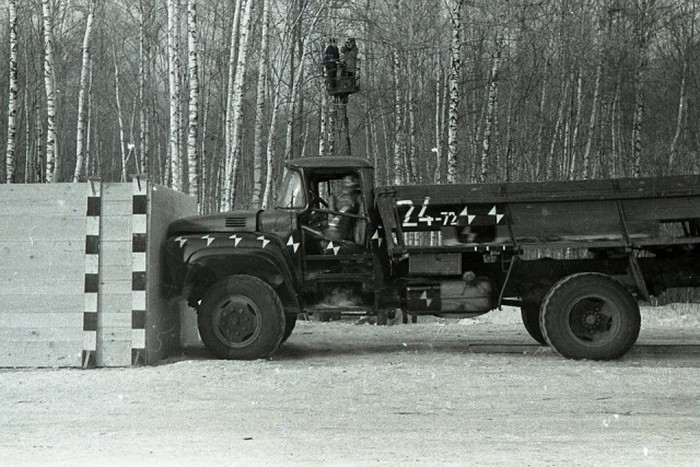 Исторические краш-тесты грузовика ЗИЛ-130 (20 фото)