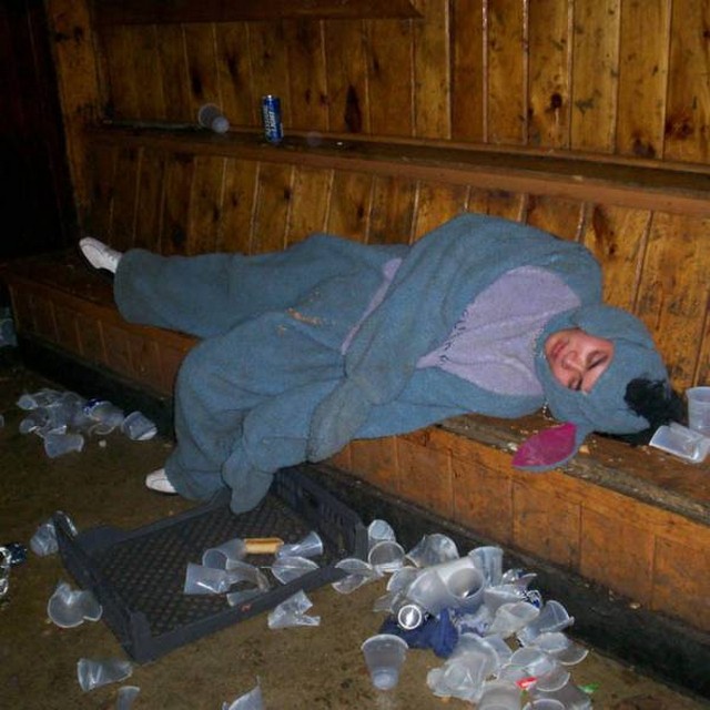 Большая и весёлая подборка очень пьяных и спящих людей. Часть 11 ( 135 фото ).