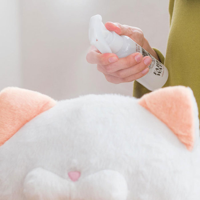 Выпустили парфюм с ароматом кошачьего затылка в Японии(5 фото)