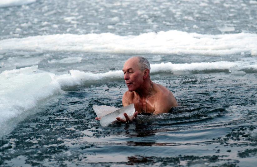 5. Украина. Мужчина погружается в ледяную воду в Киеве. 