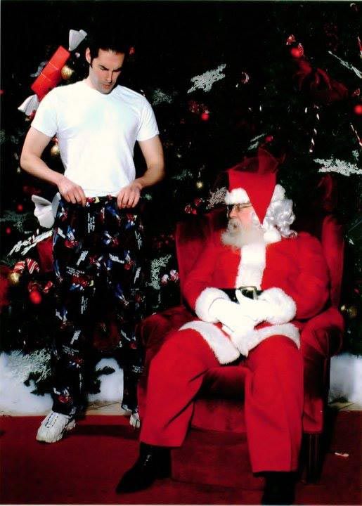 Забавная традиция фотографий парня с Сантой, на Рождество