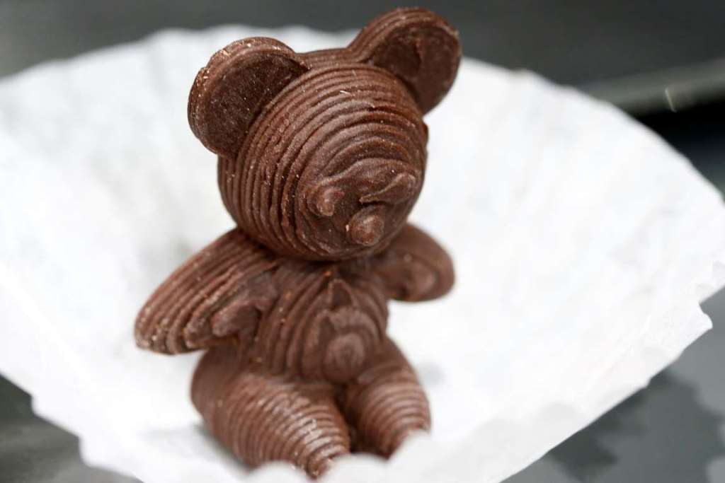 1. Шоколадный медведь, напечатанный на 3D-принтере на выставке IFA Electronics в Берлине.