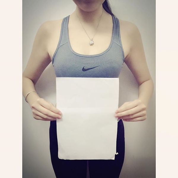 Китаянки показывают грациозность талии при помощи листка бумаги А4 (26 фото)