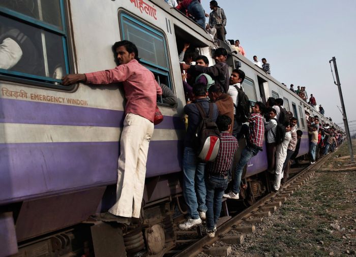 Железнодорожные поезда в Индии (13 фото)
