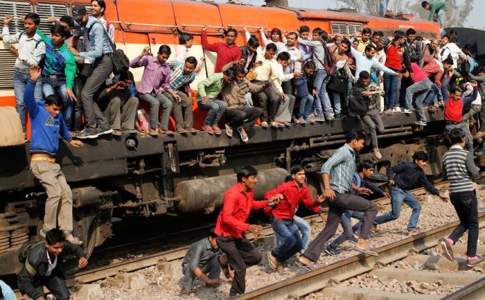 Железнодорожные поезда в Индии (13 фото)