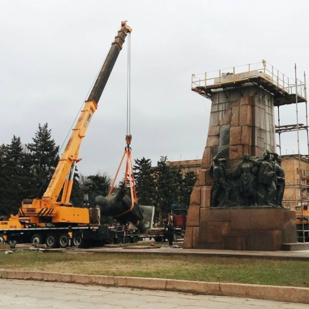 В Запорожье обрушили самый огромный в Украине монумент Ленину (5 фото)