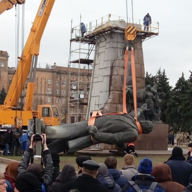 В Запорожье обрушили самый огромный в Украине монумент Ленину (5 фото)