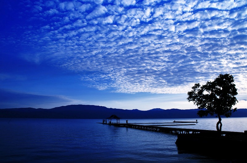 Матано - самое глубокое озеро Индонезии. фото