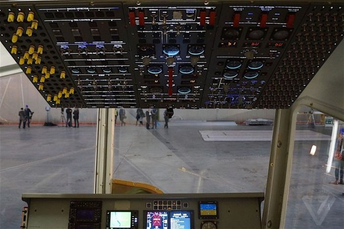 Самый огромный в мире дирижабль Airlander 10 подготавливают к авиационным проверкам (20 фото)