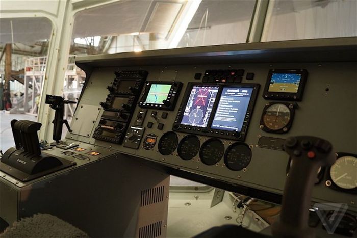 Самый огромный в мире дирижабль Airlander 10 подготавливают к авиационным проверкам (20 фото)