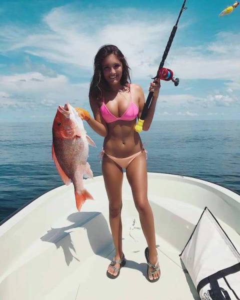 Красивые девушки на морской рыбалке (32 фото)