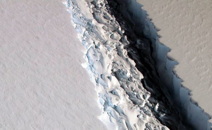 Весом в триллион тонн на Антарктиде откололся айсберг (5 фото)