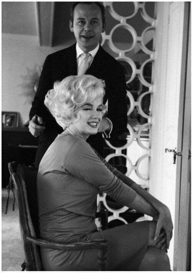 Мэрилин Монро со своим парикмахером, 1961 г.