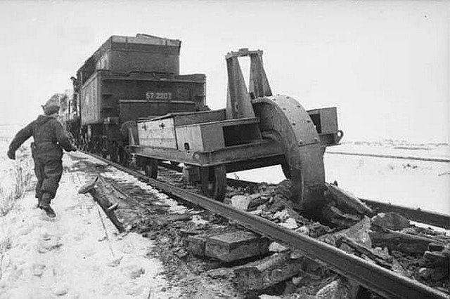 Schienenwolf — путевой разрушитель, используемый немцами во время отступления для разрушения советских железных дорог, 1945 г.