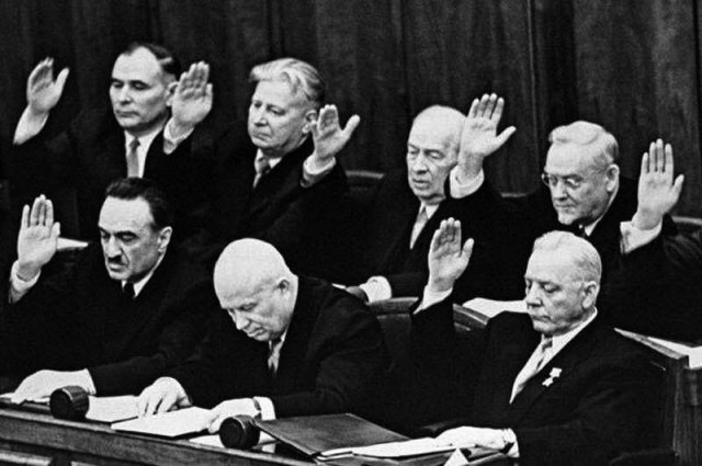 Никита Хрущев в окружении людей, голосующих за его отставку, СССР, 14 октября 1964 года.