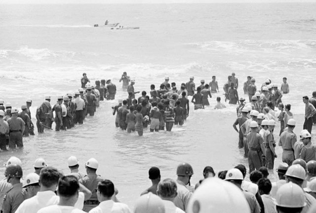 Полиция охраняет купающуюся группу черных и сторонников десегрегации от разъяренной толпы. Сент-Огастин, Флорида, 1964 год.