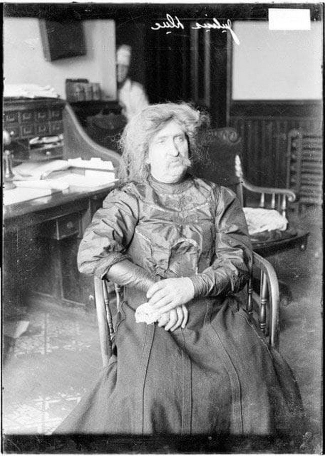 Преступник, переодевшись в женщину, скрывался от полиции. Юлиус Дак в полицейском участке Чикаго, 1906 г.